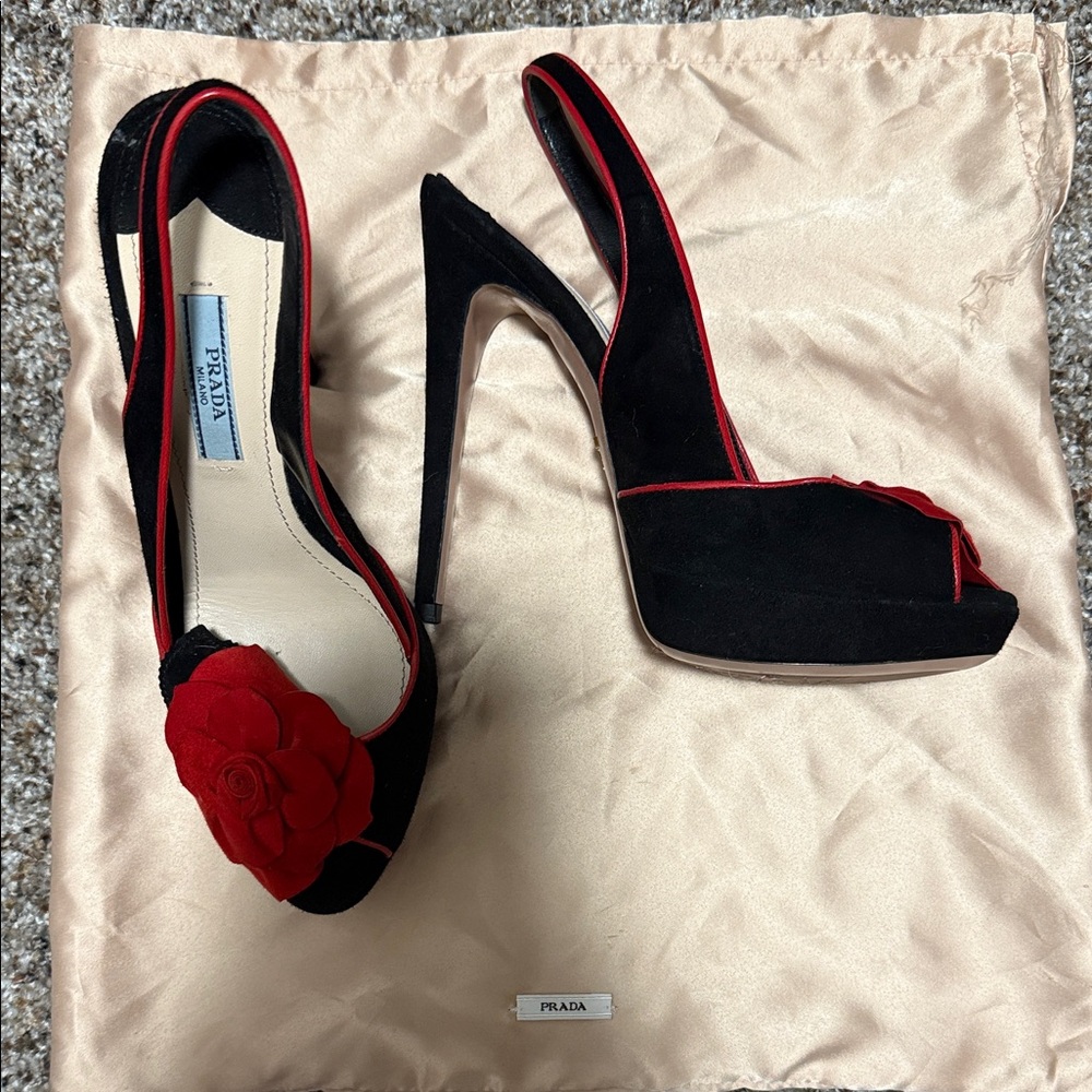 VINTAGE!! Prada Women's Black and Red Heels